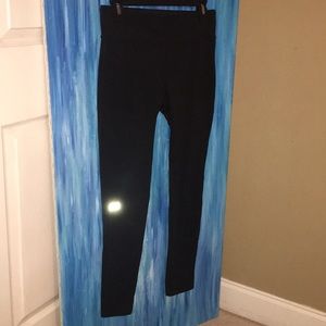 Under Armor med black joggers, reflective "H".